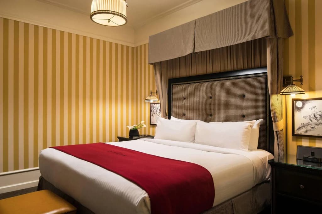 1 Bedroom Double Suite full double bed