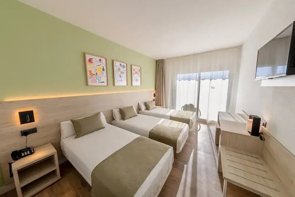 With Terrace Triple room with pool view