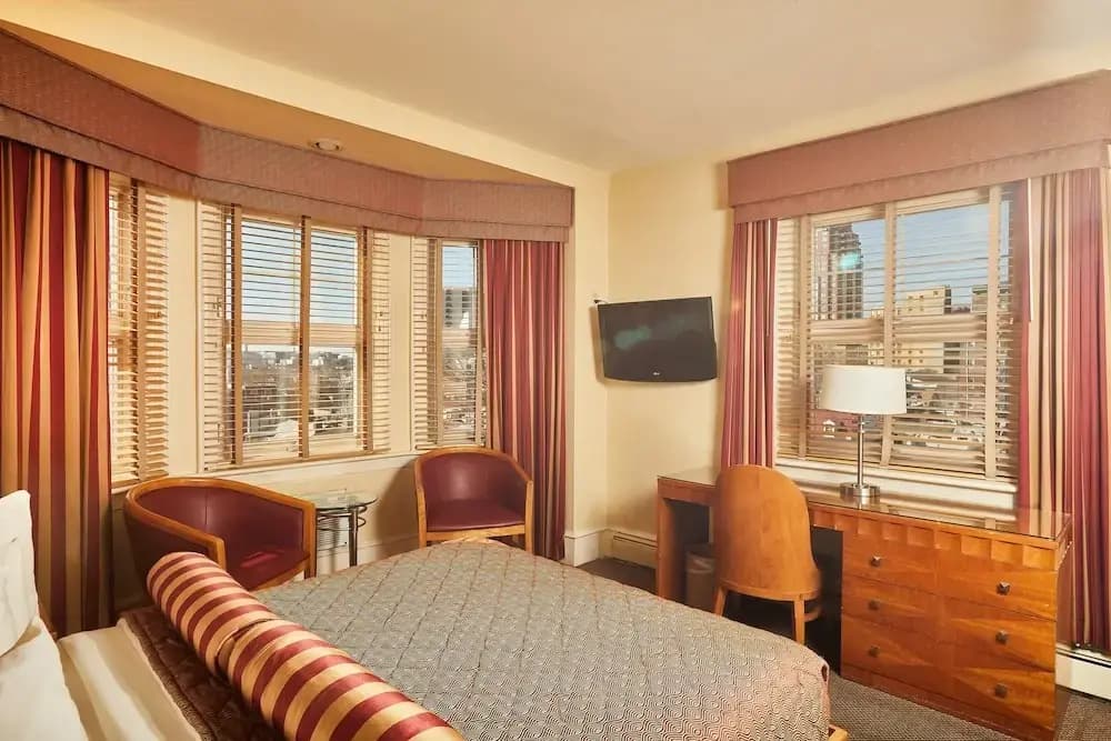 Deluxe Double room with city view full double bed