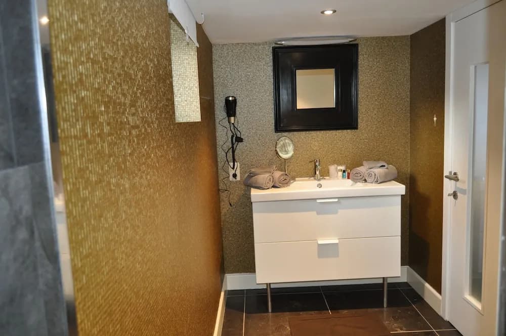 Comfort room