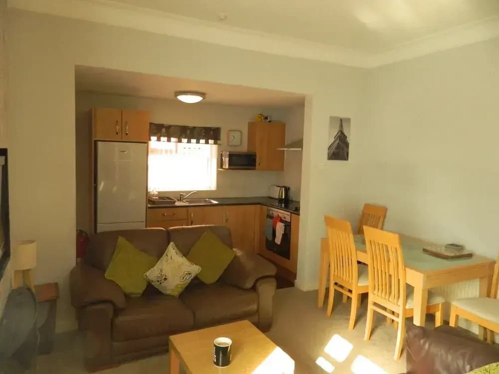 2 Bedrooms Apartment with garden view
