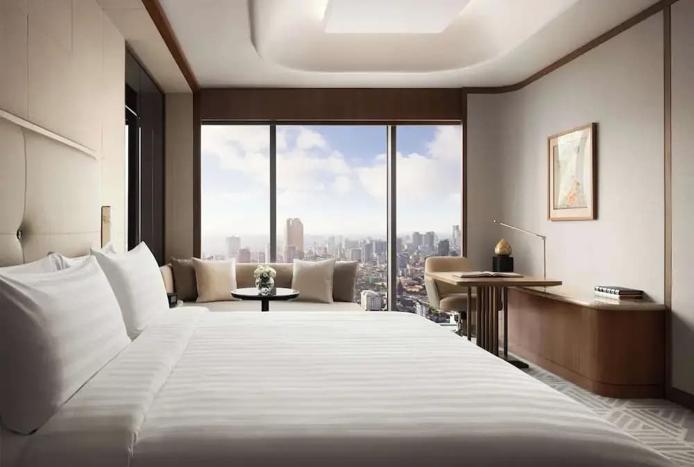 Standard Double Club room with city view full double bed