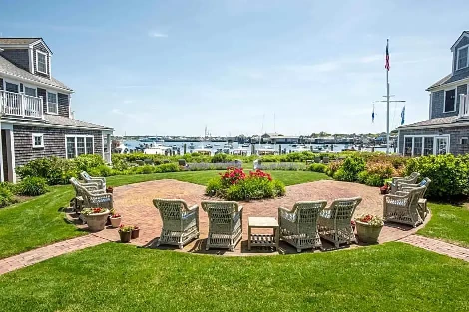 Double Suite with harbour view full double bed