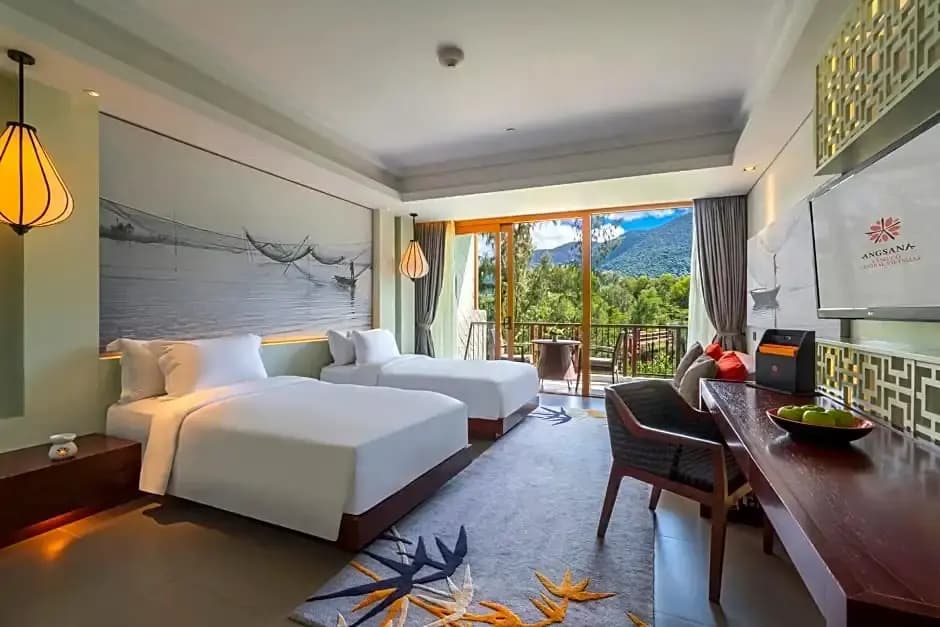 Grand room with balcony and with garden view