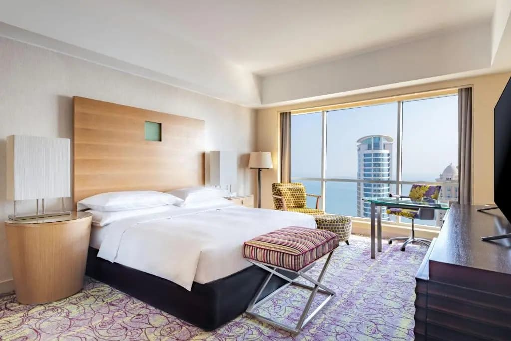 Deluxe Double room with city view full double bed