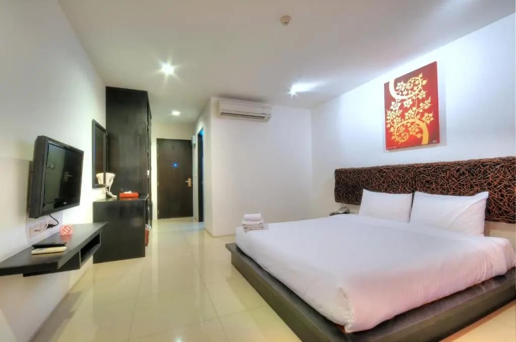 Deluxe Double room with pool view full double bed