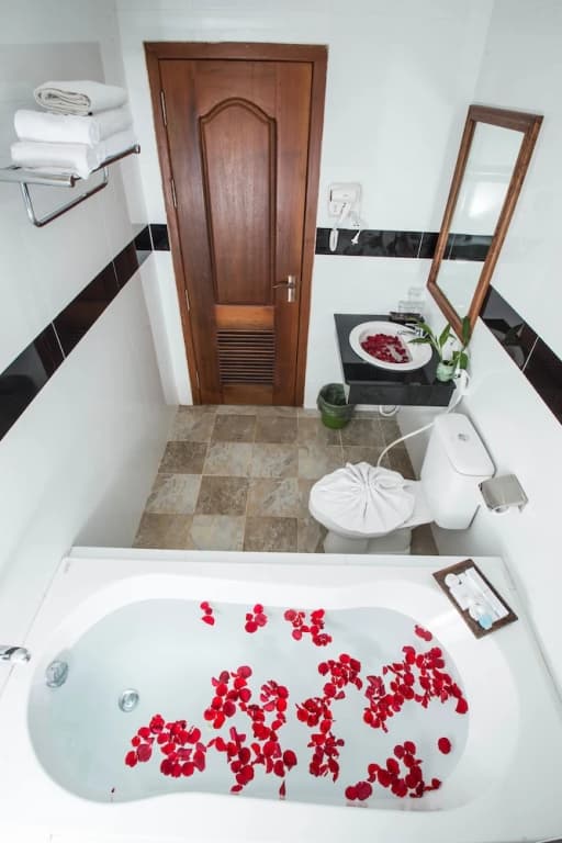 Deluxe Triple room with city view