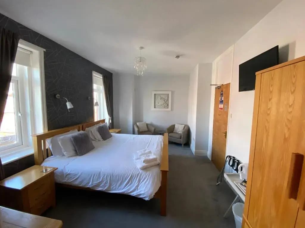 Superior Quadruple room with partial sea view