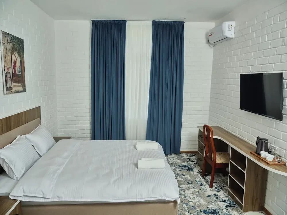 Standard Double room with city view full double bed