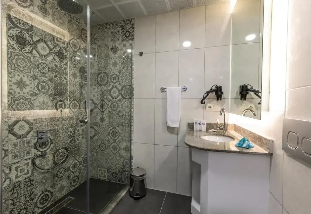 Deluxe Double room with city view full double bed