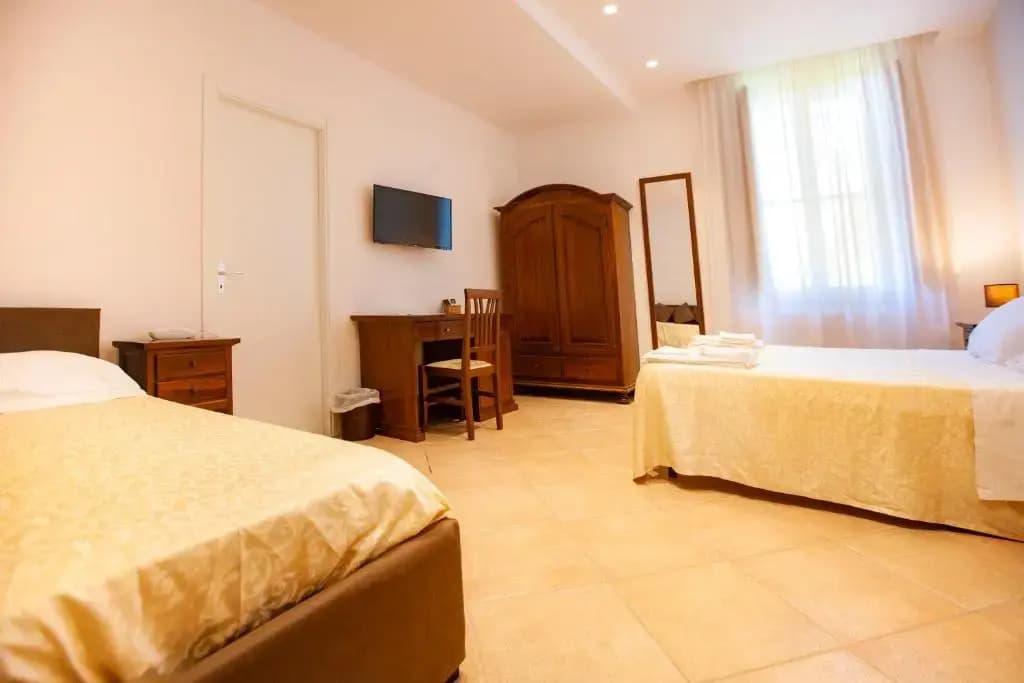Standard Triple room