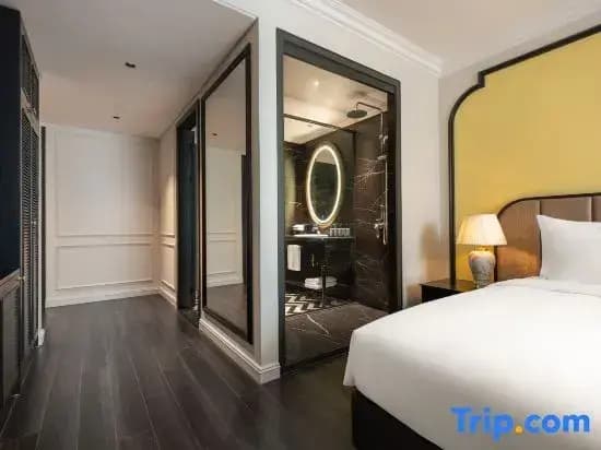 Deluxe Double room with city view full double bed