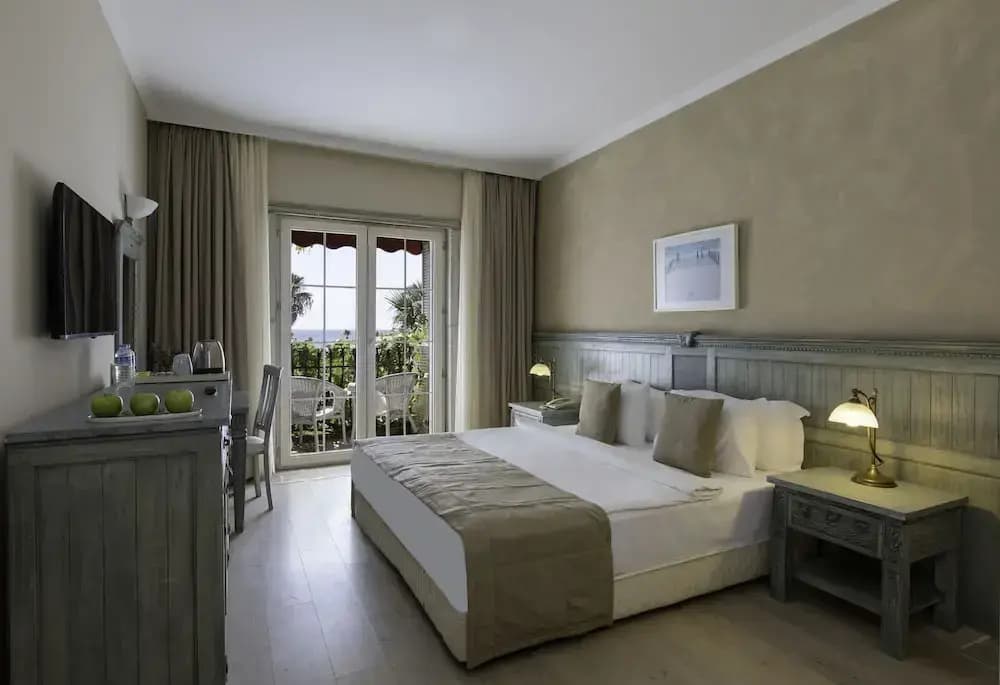 Deluxe Double room with balcony and with garden view full double bed