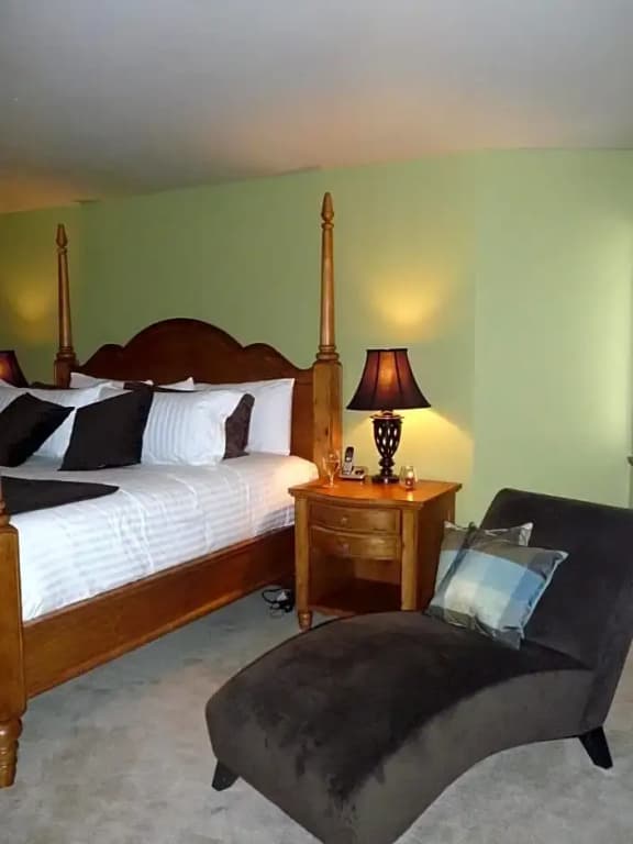Double Suite full double bed