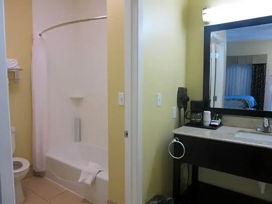 Double Suite full double bed