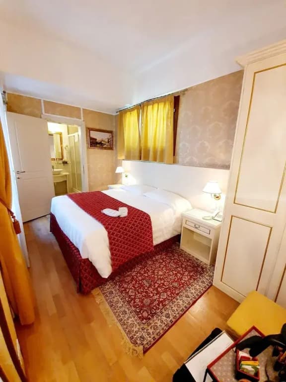 Classic Double room with courtyard view full double bed