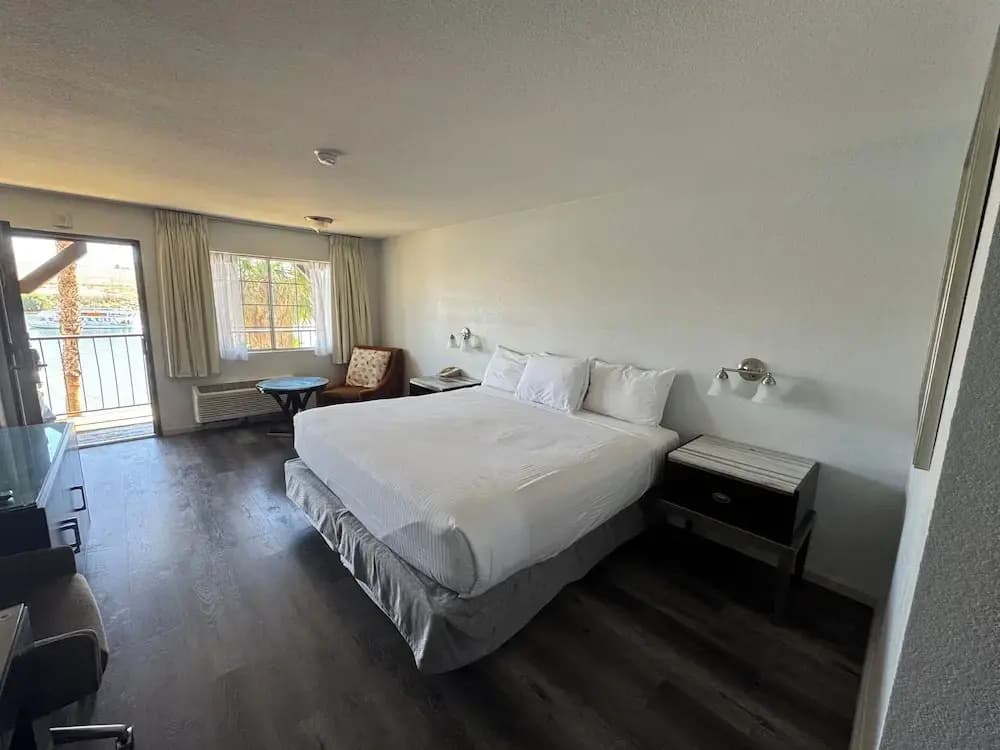 Standard Double room with river view full double bed