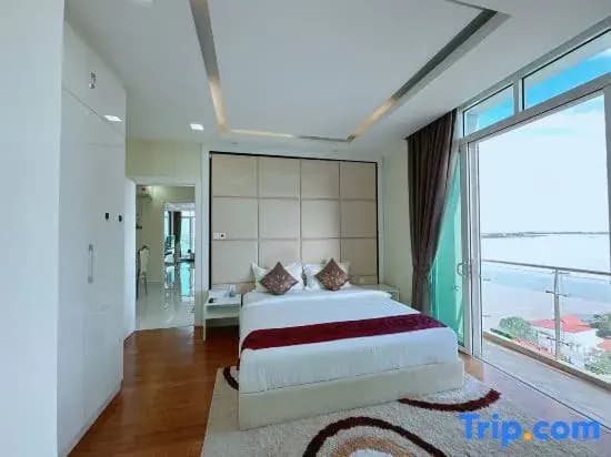4 Bedrooms Apartment