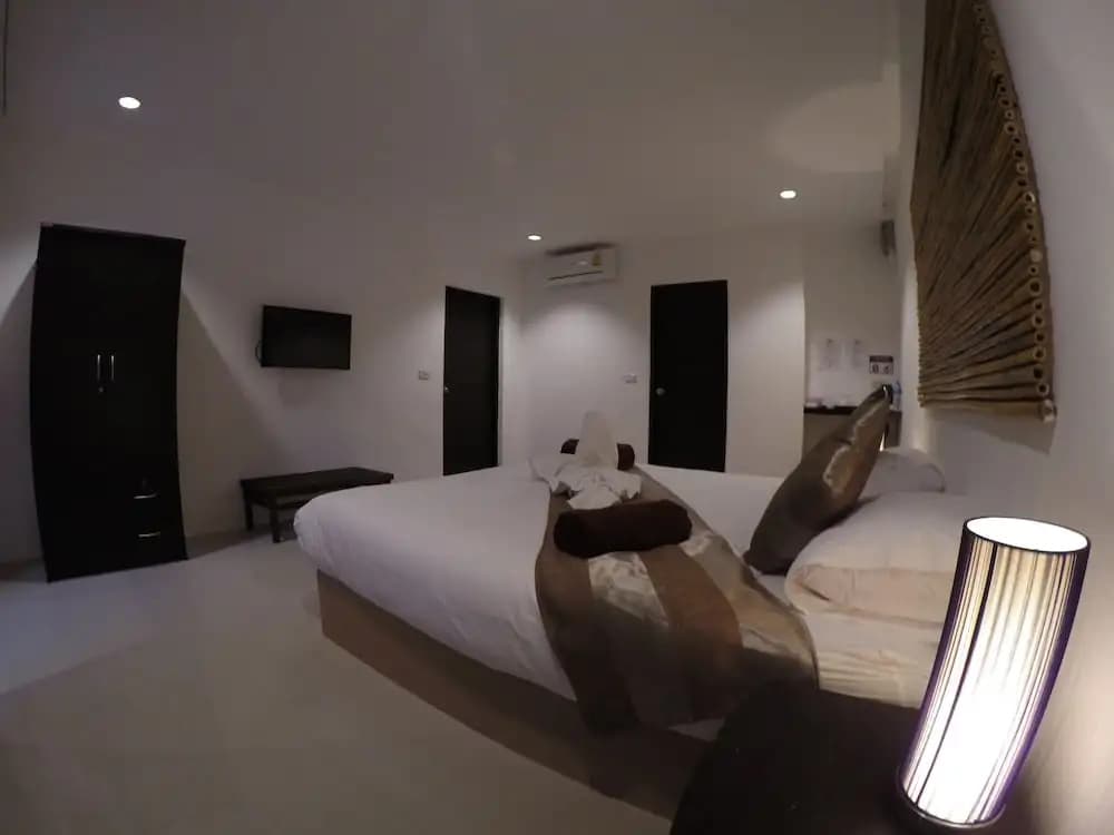 2 Bedrooms Standard Family room with pool view