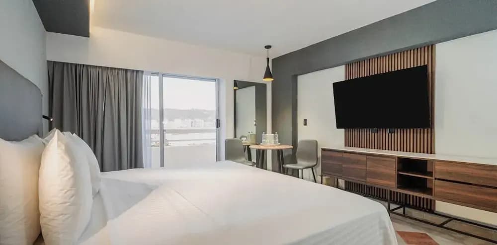 Double Junior Suite with balcony and with partial ocean view full double bed