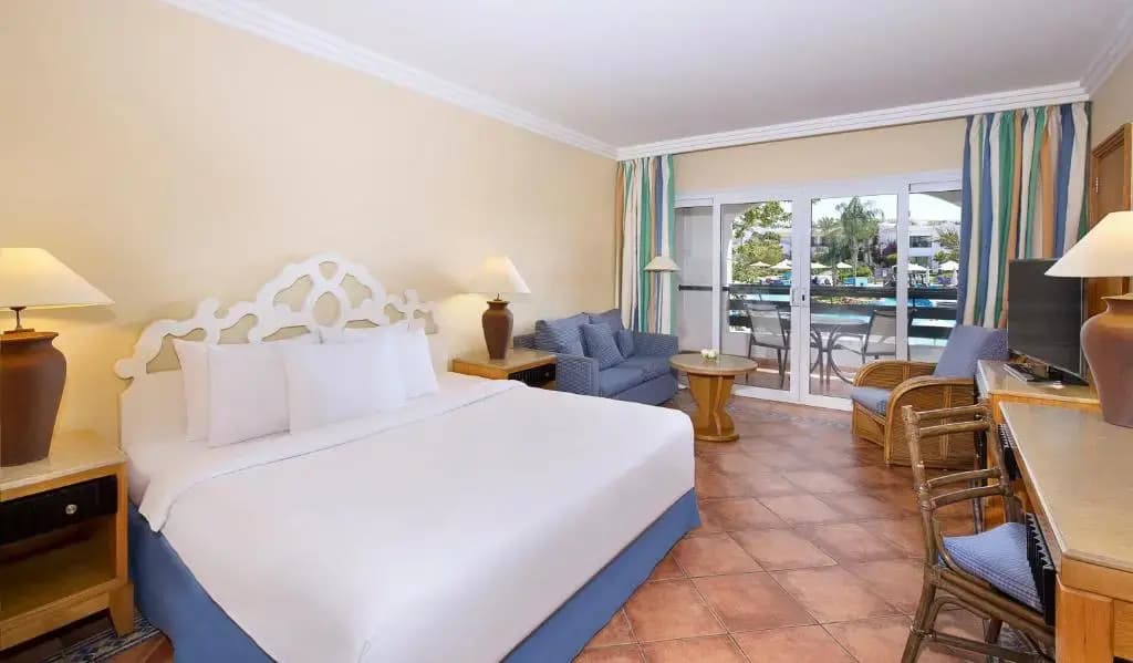 Deluxe Double room with pool view full double bed