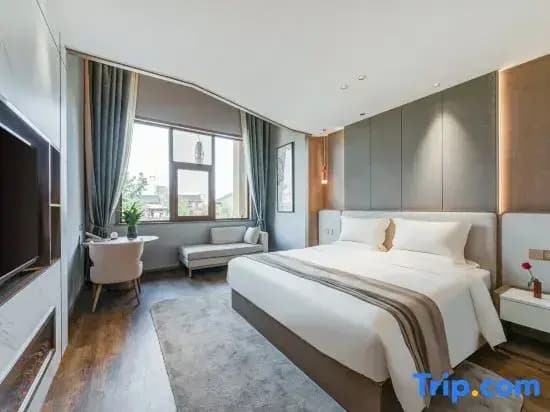 Deluxe Suite with lake view