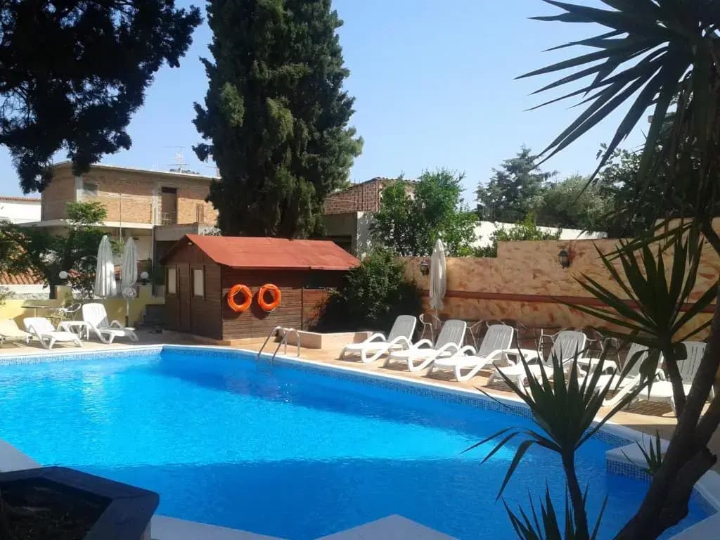 Standard Triple room with pool view