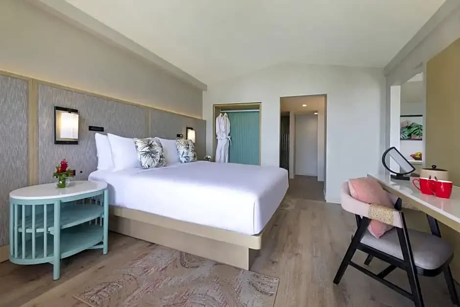 1 Bedroom Double Suite with balcony and oceanfront full double bed