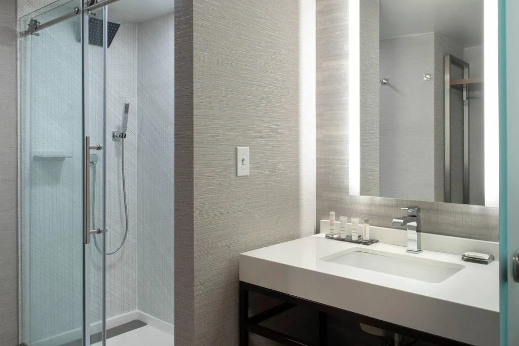Standard Double room with city view full double bed