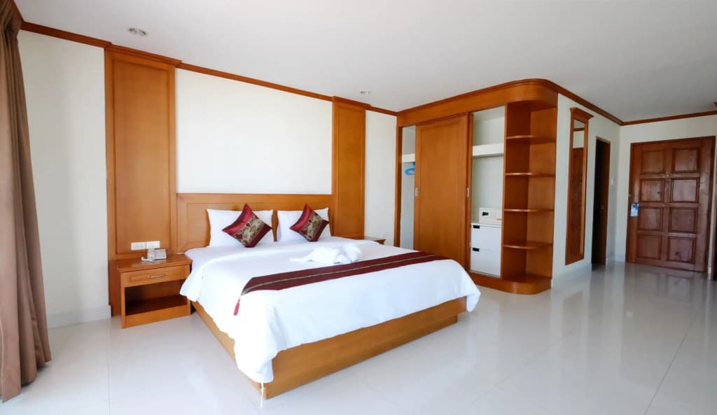 Deluxe room with pool view