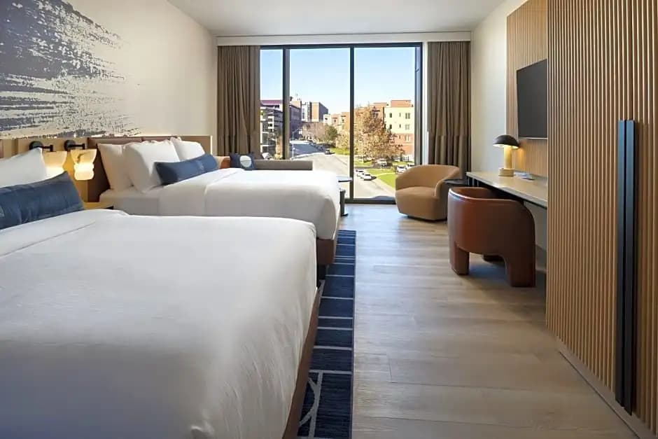 Standard Quadruple room with city view