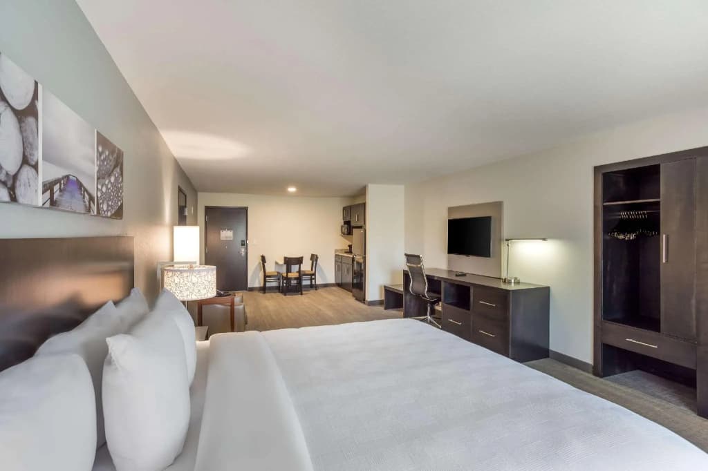 Double Suite full double bed