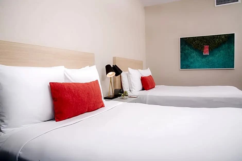 Superior Quadruple room with city view
