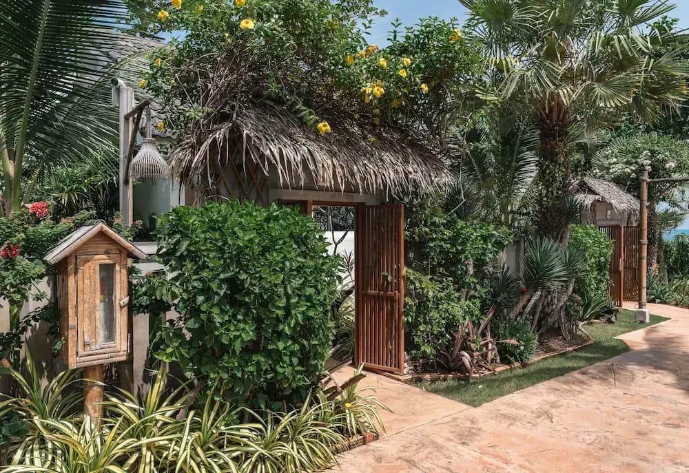 Bungalow with balcony and beachfront