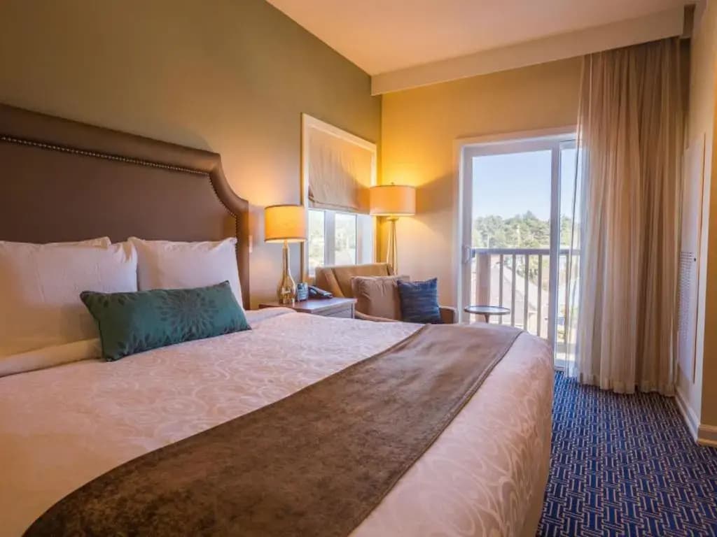 Suite with city view