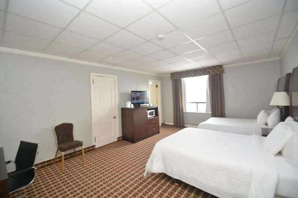 Standard Quadruple room with city view