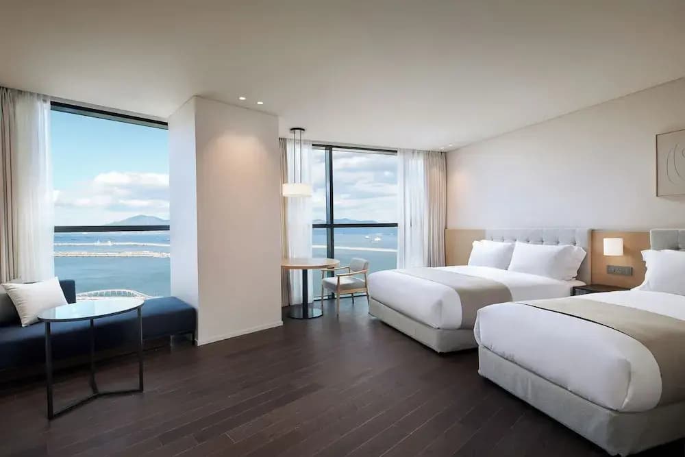 Double Family Junior Suite with ocean view twin beds
