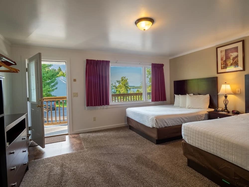 Standard Quadruple room with lake view