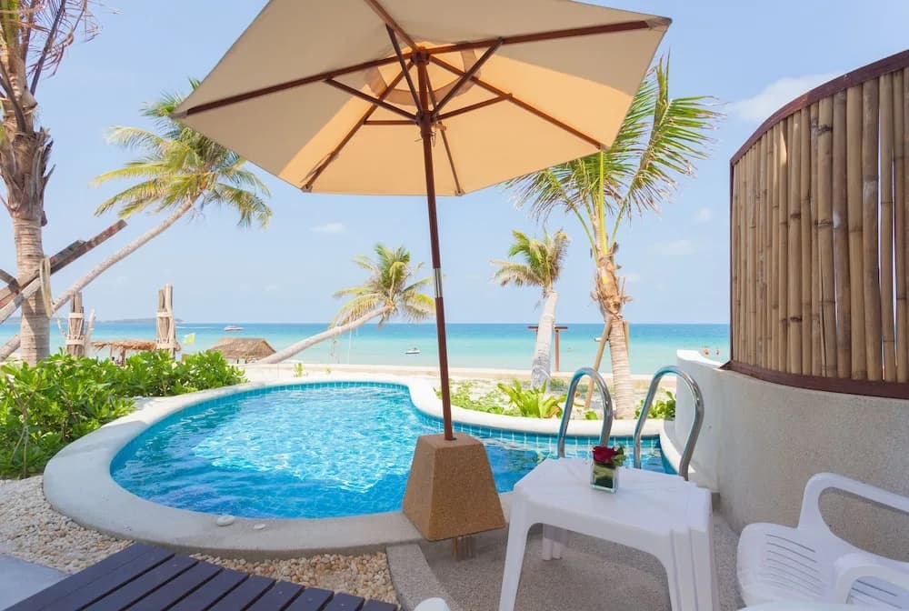 Luxury Villa with balcony and beachfront