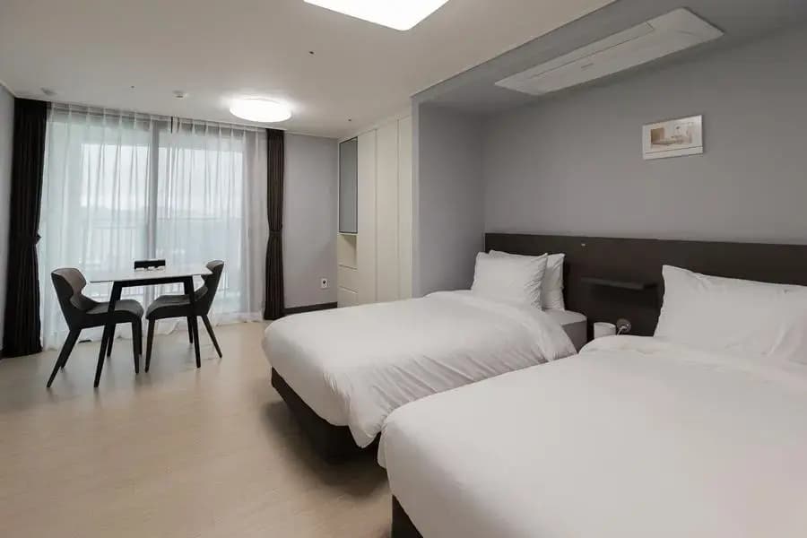 Deluxe Double room with partial sea view twin beds