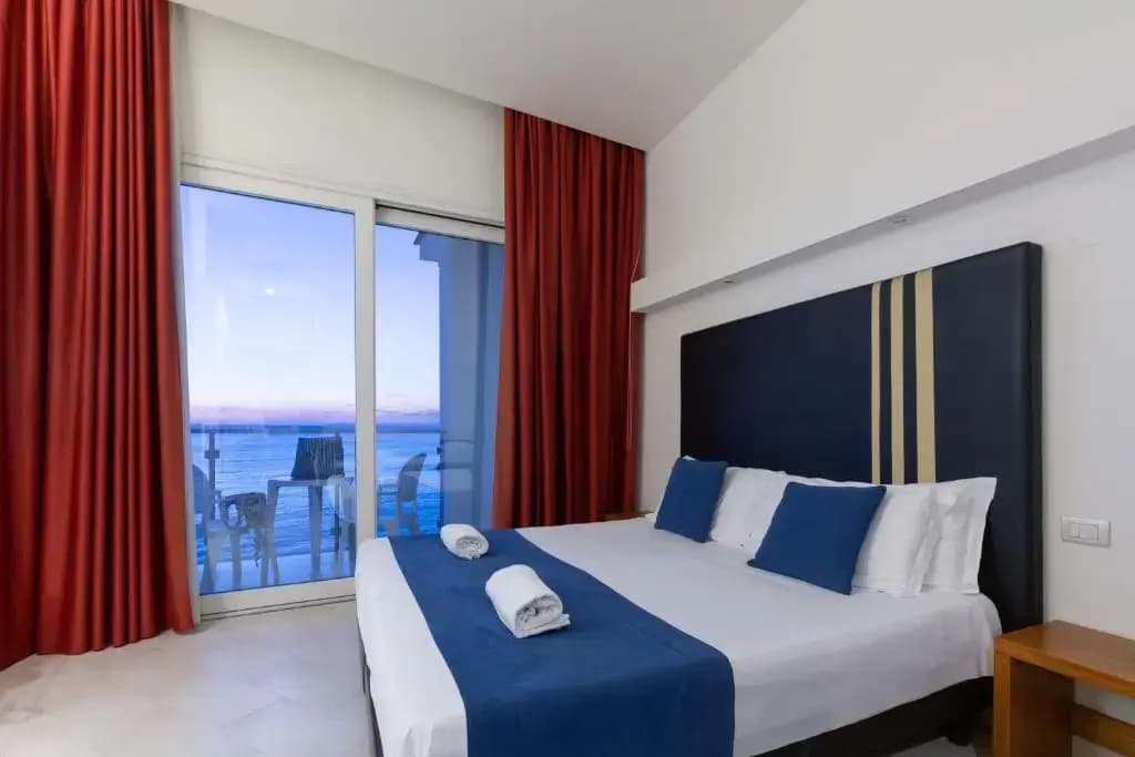 Superior Double room with sea view full double bed