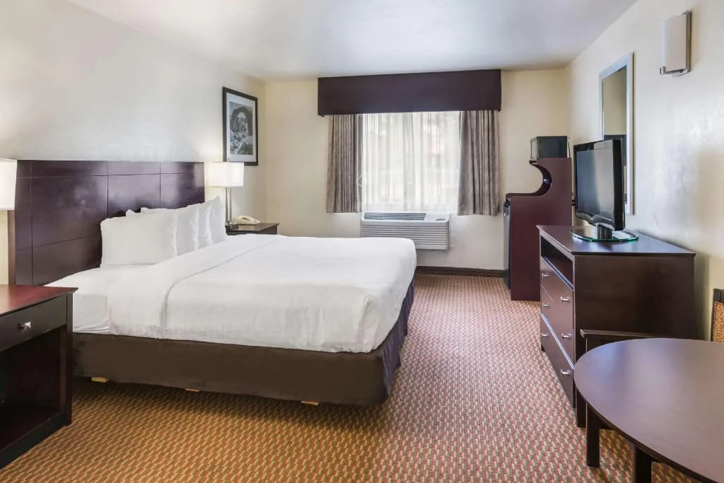 Double Suite full double bed