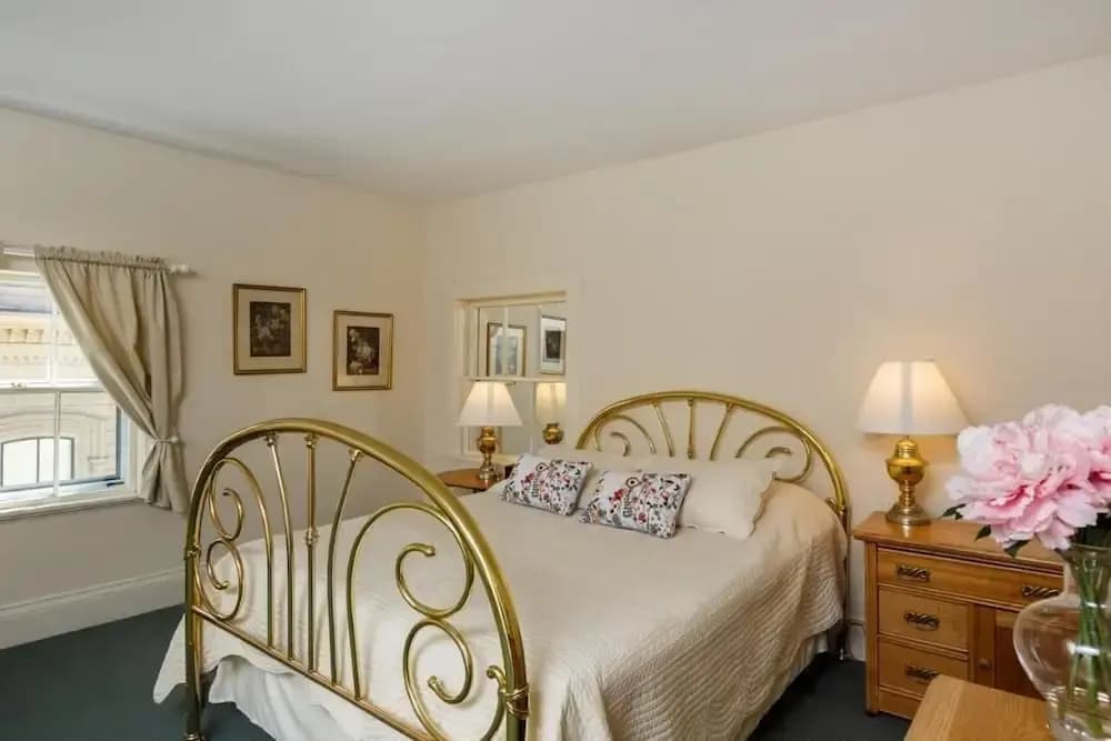 Classic Double Cottage full double bed