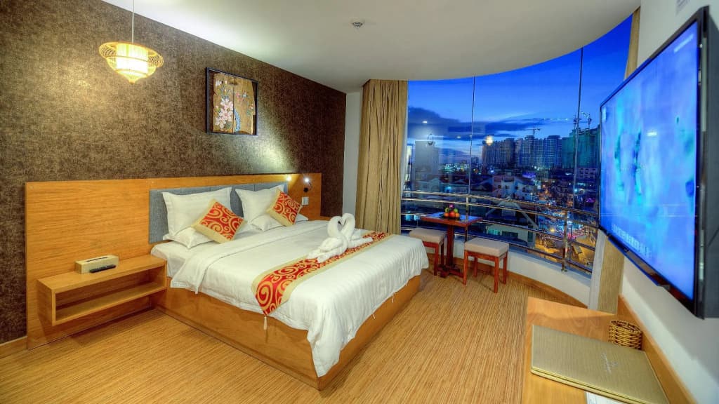 Deluxe Double room with city view full double bed