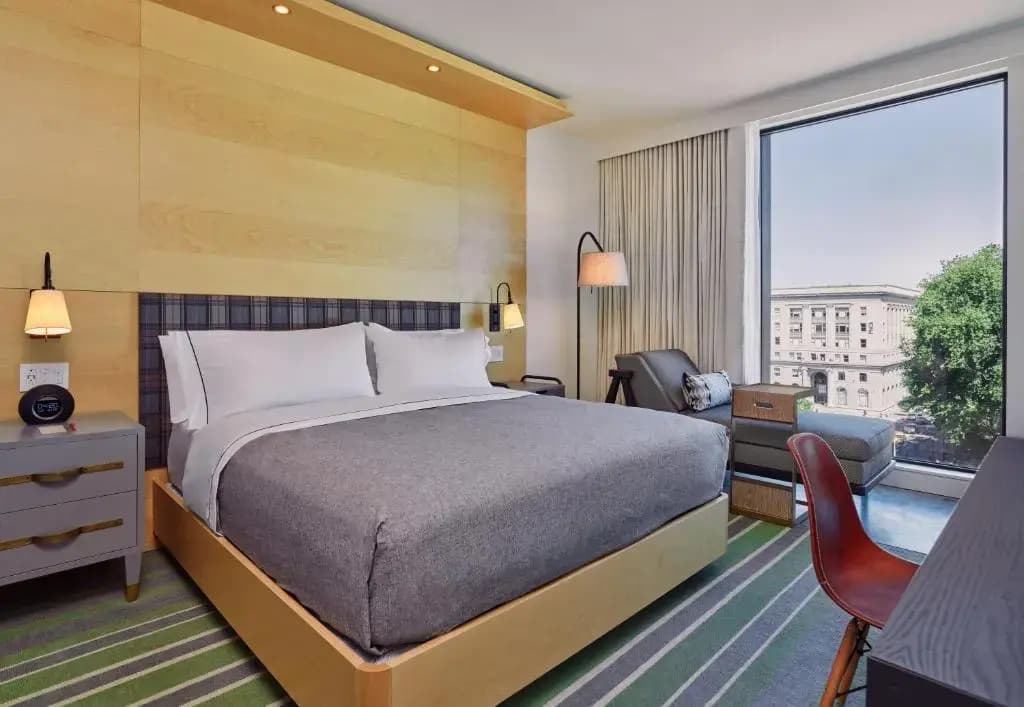 Deluxe Double room with city view full double bed