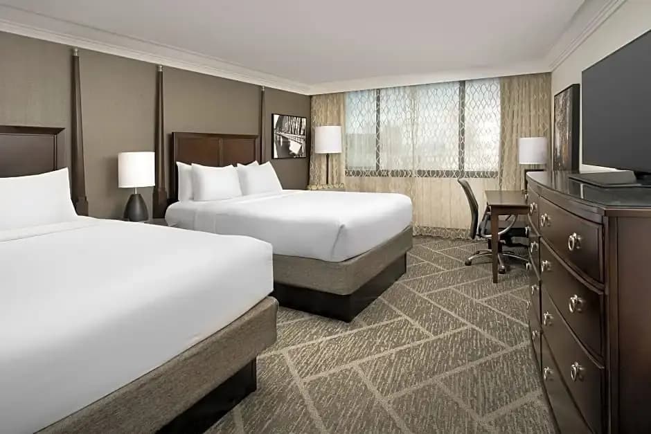 Standard Quadruple room with city view