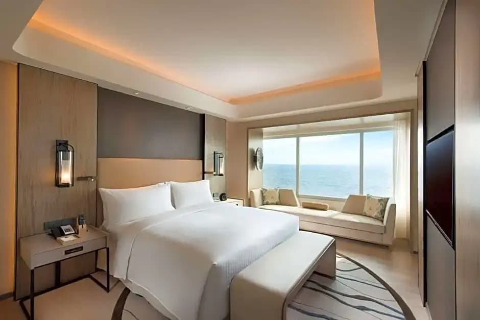 1 Bedroom Double Suite with bay view full double bed