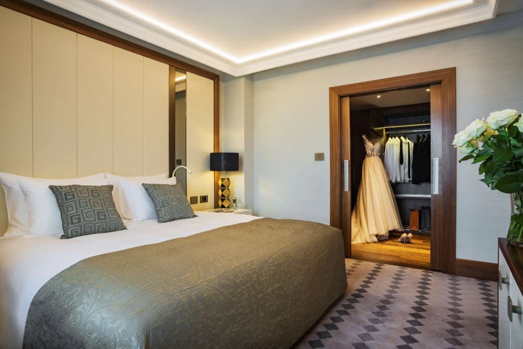 Deluxe Double Suite full double bed