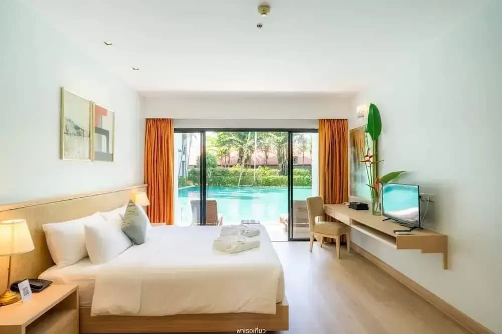 Deluxe Pool Access Double room full double bed