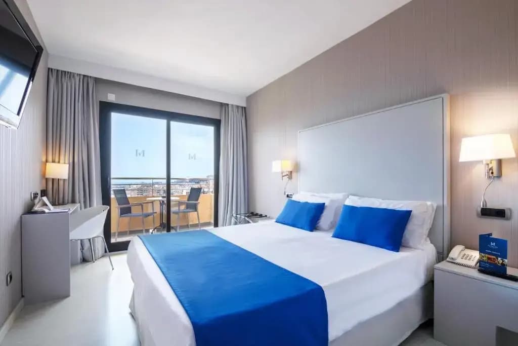 Double room with balcony full double bed